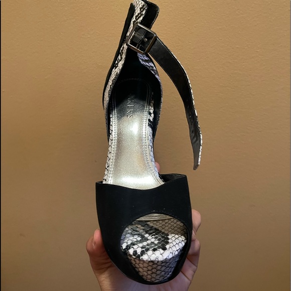 Black Heels Size 8.5 - Picture 3 of 5